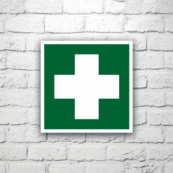 Знак Аптечка первой помощи 15х15 см (код 90506)