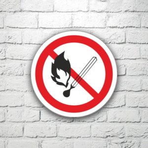 Табличка Запрещается пользоваться открытым огнем 15х15 см (код 91129)