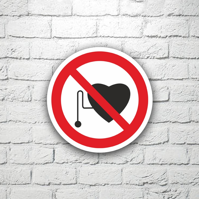 Табличка Запрещается присутствие людей с кардиостимуляторами 15х15 см (код 91121)